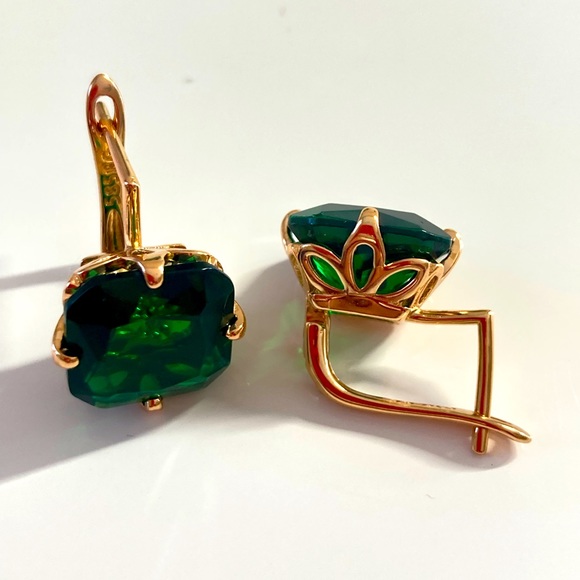 🌟 Green Rose Gold Earrings - Picture 2 of 3